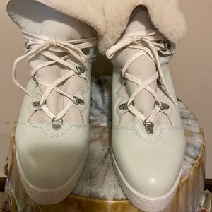 La CANADIENNE White Winter Boots with Chunky Sole